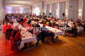 11.06.24 VfB Stuttgart Dunkelroter Tisch