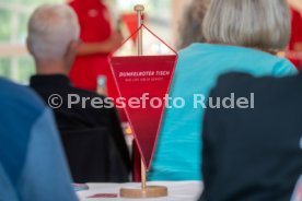 11.06.24 VfB Stuttgart Dunkelroter Tisch