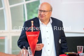 11.06.24 VfB Stuttgart Dunkelroter Tisch