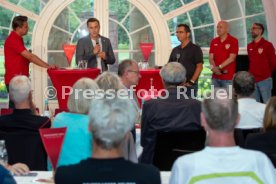 11.06.24 VfB Stuttgart Dunkelroter Tisch