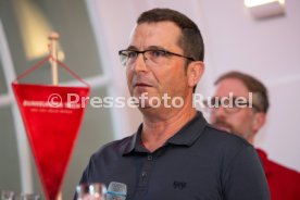 11.06.24 VfB Stuttgart Dunkelroter Tisch